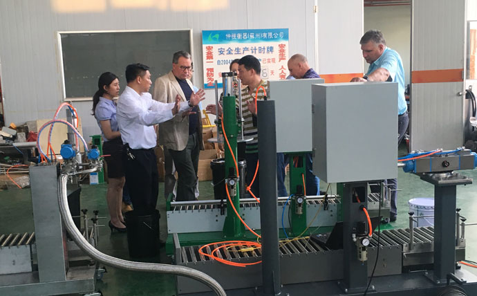 俄羅斯客戶來我司參觀考察簽訂自動灌裝機(jī)訂購合同